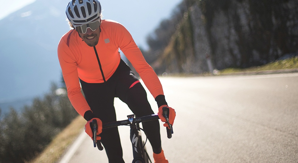 Rennradfahrer in Winterbekleidung