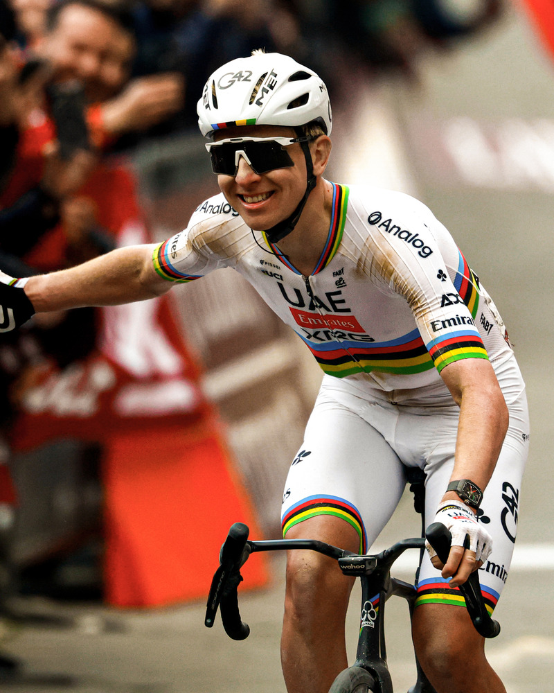 Tadej Pogačar im Regenbogentrikot von UAE Team Emirates-XRG