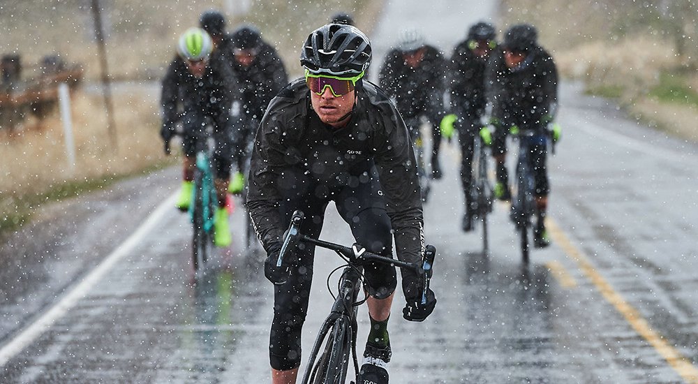 Rennrad Gruppe bei Regen